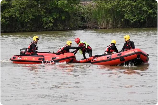 “多人落水”如何科學(xué)施救？消防員架起水上浮橋演練極限營救