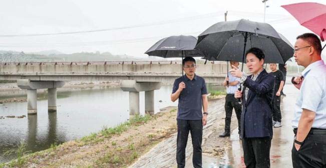海陽市領(lǐng)導(dǎo)開展社區(qū)&ldquo;雙報(bào)到&rdquo;和巡河、防汛調(diào)研